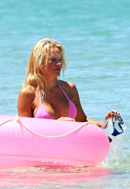 Retro Bikini Pamela Anderson Makes Waves In A “pink Bikini As She Goes Snorkelling In Hawaii