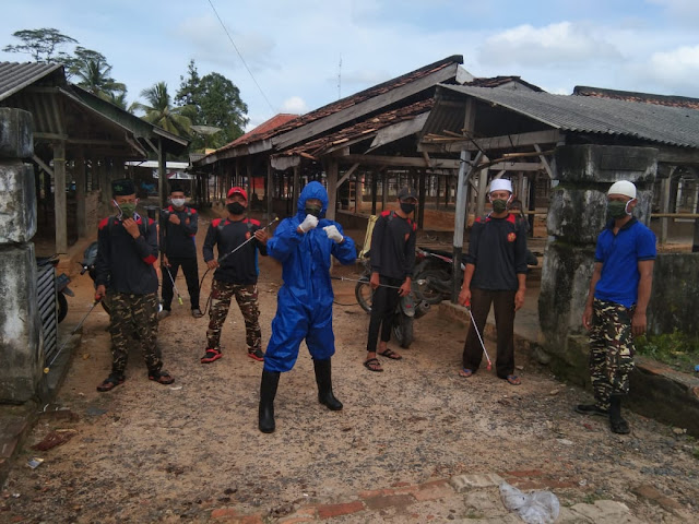 Nyatakan Perang Kepada Covid-19, PAC GP Ansor Kecamatan Bumi Agung Semprot Disinfektan