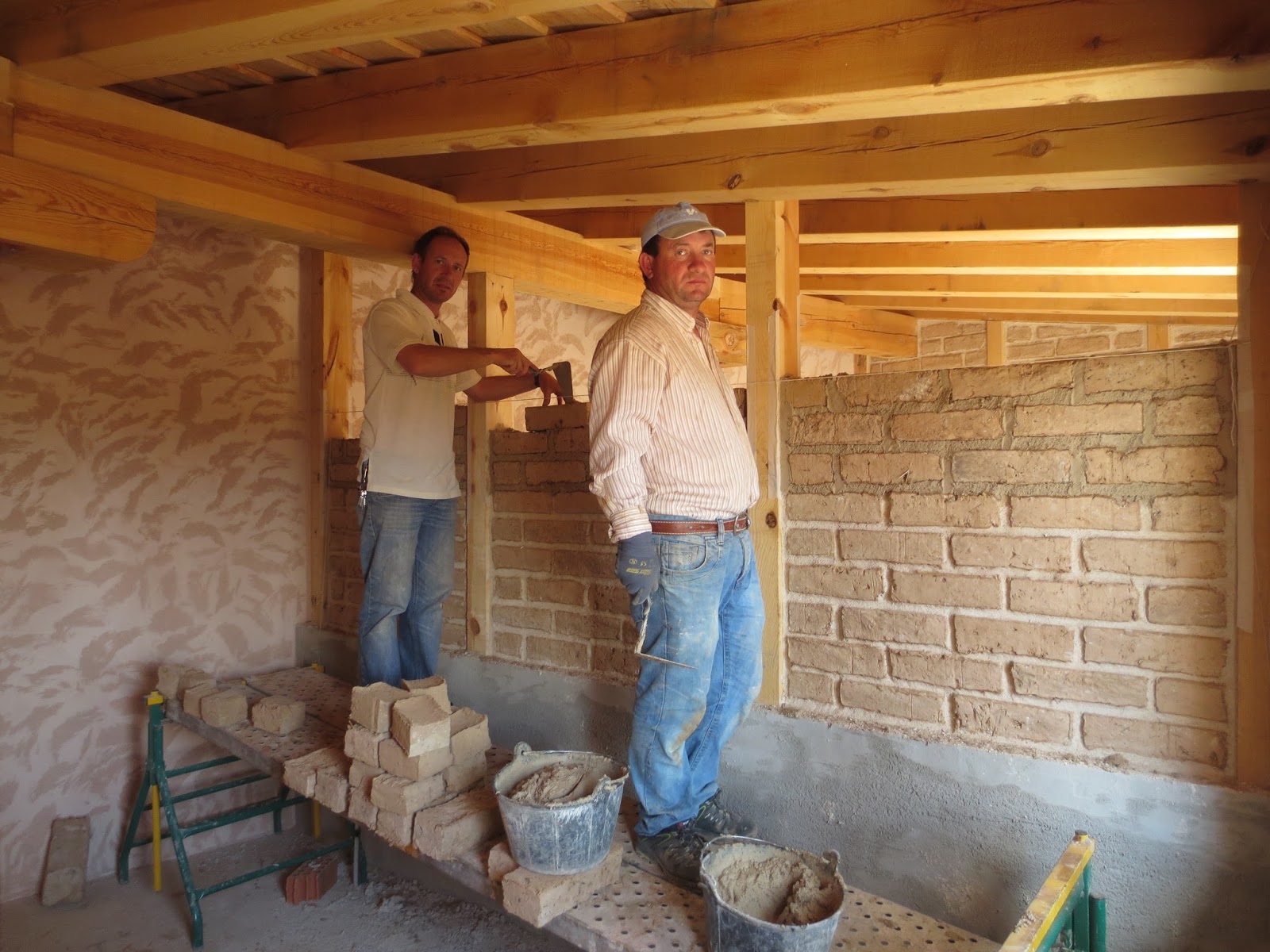 El Talon Sierte : Construcción de paredes artesanas con adobes de barro