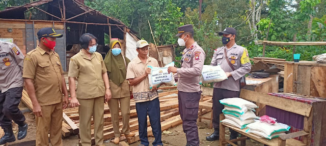 Polisi Bantu Evakuasi Pohon Tumbang yang Timpa Rumah Warga, Kapolres Bengkayang Berikan Bantuan Kepada Korban Pohon Tumbang