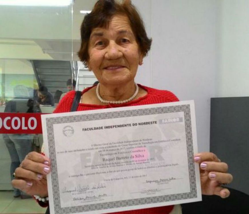LAVRADORA DÁ EXEMPLO E, AOS 90 ANOS, CONCLUIU CURSO UNIVERSITÁRIO LAVRADORA DÁ EXEMPLO E, AOS 90 ANOS, CONCLUIU CURSO UNIVERSITÁRIO