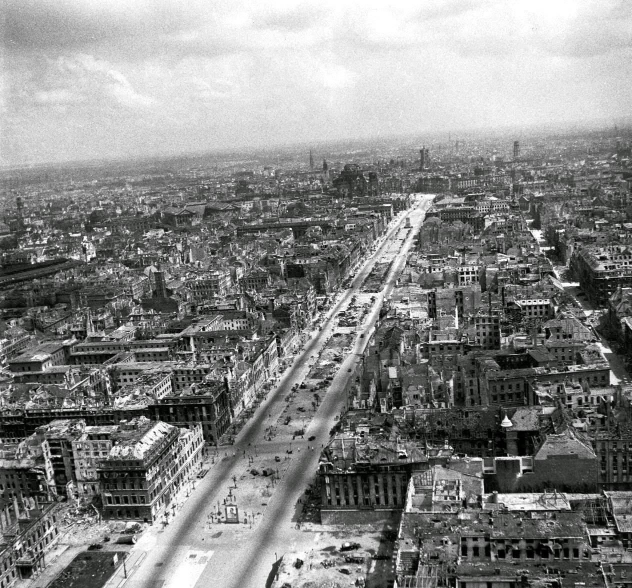 Berlin+in+1945+4.jpg