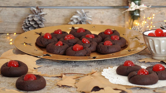 GALLETAS DE CACAO Y  GUINDAS PARA  NAVIDAD