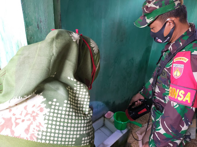 Antisipasi DBD, Babinsa Glonggong Bantu Puskesmas Lakukan PSN