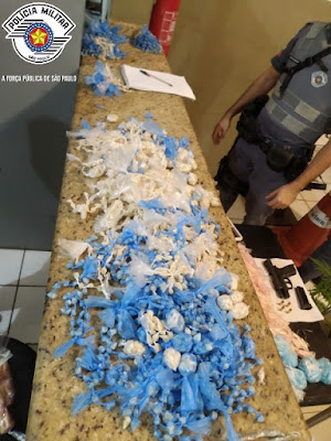 Polícia Militar prendeu um homem com dez kilos de drogas e uma pistola em Cajati