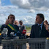 Jair Bolsonaro coloca humorista Márvio Lúcio ¨O Carioca¨ para distribuir bananas e responder perguntas