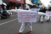 Aksi Keprihatinan Dengan Mengenakan APD Lengkap Mengarak Pocong di Kota Sukabumi