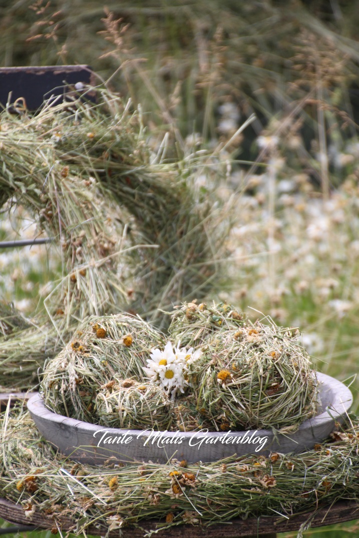 Sustainable Gardening Heukugeln und Wasserspender