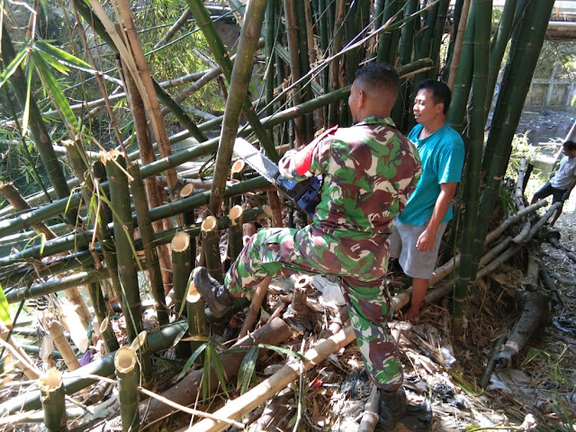 Antisipasi Banjir Babinsa Ceper Dan Warga Kerja Bakti Bersihkan Aliran Sungai