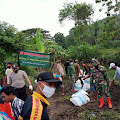 Koramil Polsek Relawan Serta Warga Wedi, Bahu Perbaiki Tanggul Jebol di Desa Brangkal