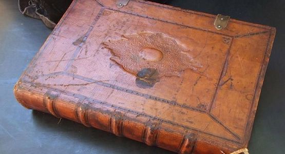 حقيقة الكتاب الذي يقتل كل من يلمسه حقيقة الكتاب الذي يقتل كل من يلمسه