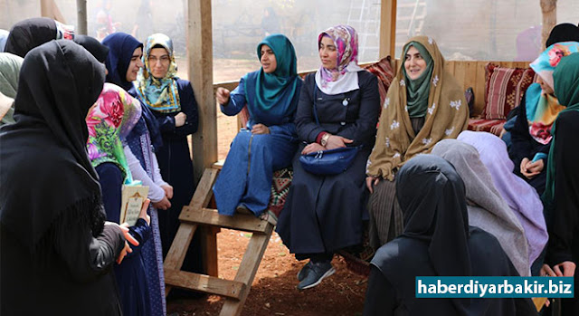 Diyarbakır Kayapınar Belediyesi Kur'an kursu öğrencilerine piknik düzenledi DİYARBAKIR-Diyarbakır Kayapınar Belediyesi Belediye Başkanı Mustafa Kılıç’ın talimatı ile Kayapınar İlçe Müftülüğüne bağlı Tepeşehir Neriman Can Yatılı Kız Kur'an Kursu’nda öğrenim gören 40 kız öğrenci ve usta öğreticilere yönelik Eğil’de bir etkinlik düzenlendi.
