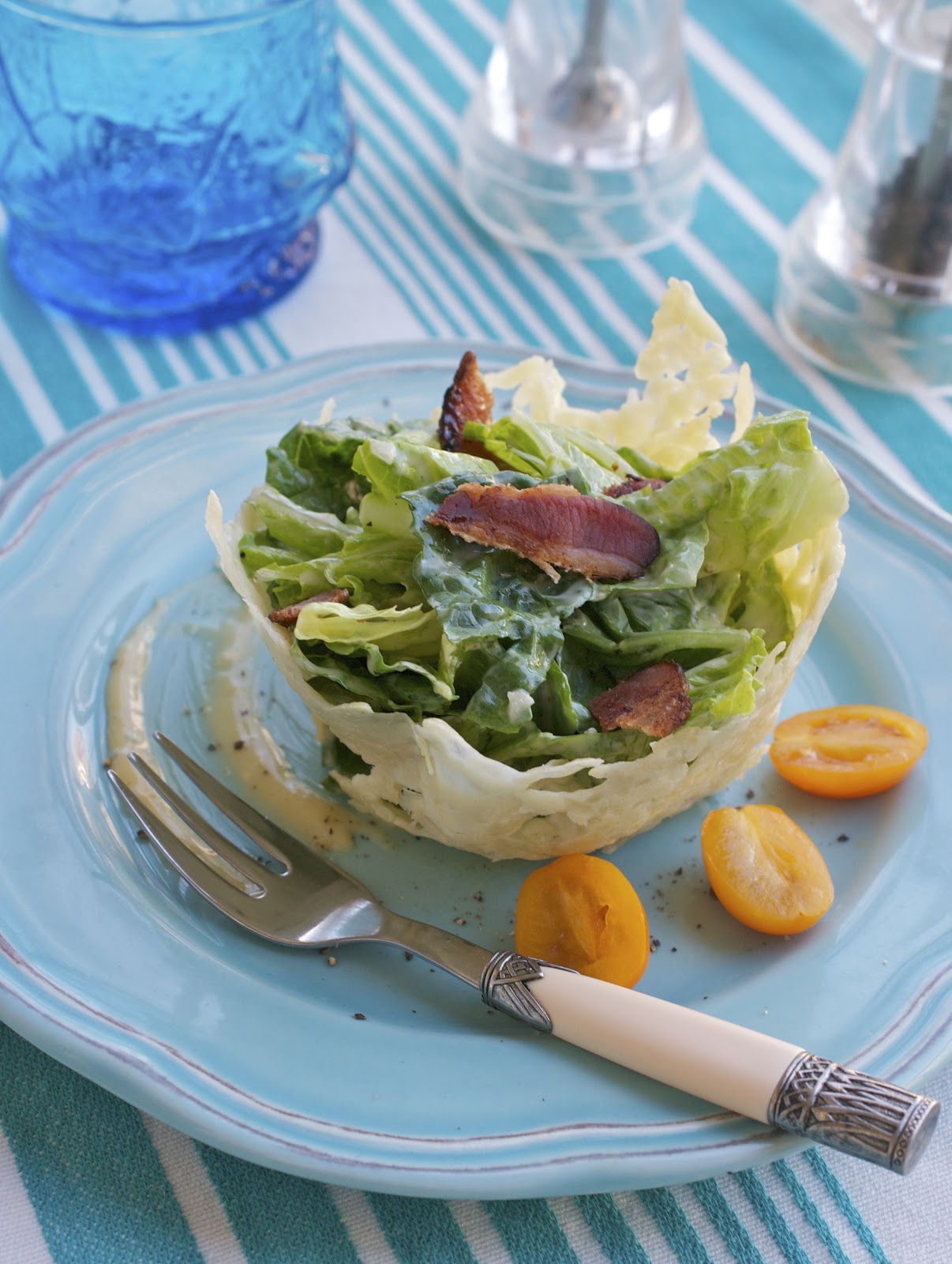 http://1.bp.blogspot.com/-NC7YC1Re2Io/UWRHpFBYzrI/AAAAAAAAUQU/K4p94k2XlRk/s1600/Caesar+Salad+with+Parmesan+Cup.jpg