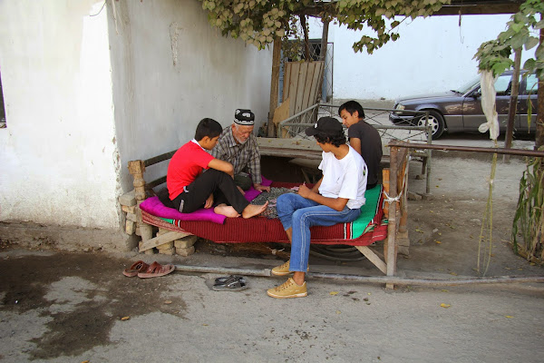 Tadjikistan, Khodjent, rue Sokirova, tapshan, tapchane, © L. Gigout, 2012