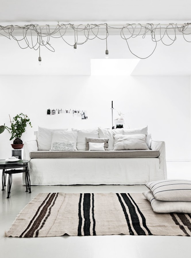 salon estilo nordico sofa blanco lino decoracion nordica alquimia deco interiorista barcelona