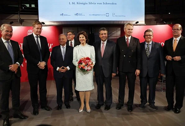 Queen Silviareceived the Theodor Wanner Award at the Allianz Forum in Berlin. Minister Sigmar Gabriel and Ronald Graetz