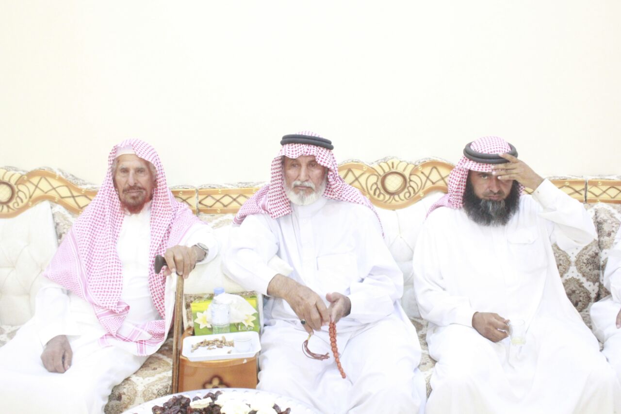 الشيخ سلمان الضليعي بن باني يقيم مأدبة عشاء بمناسبة إفتتاح ديوانه بظاهرية ابن باني