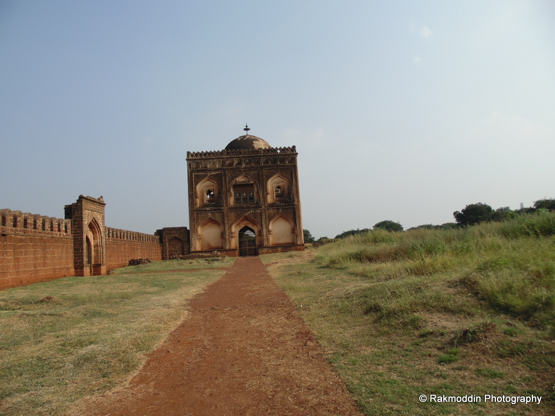 Bidar memorial park - A beautiful Islamic architecture in Bidar, Karnataka