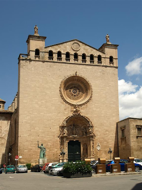 Al convent de Sant Francesch  Molta de gent s'ha aplegada:  Plena está de gom a gom  Tota l'esglesia dels frares;