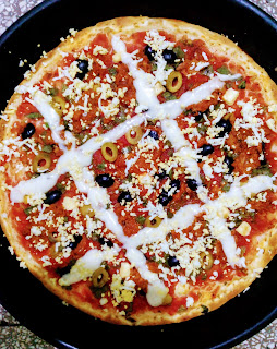 طريقة عمل بيتزا بصلصة الطماطم nukhaa blog