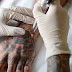Η EE ζητά την απαγόρευση των τατουάζ μπλε και πράσινου χρώματος