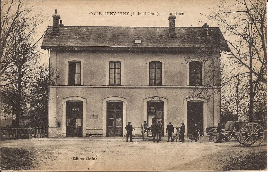 Aux abords de la gare - Cour-Cheverny