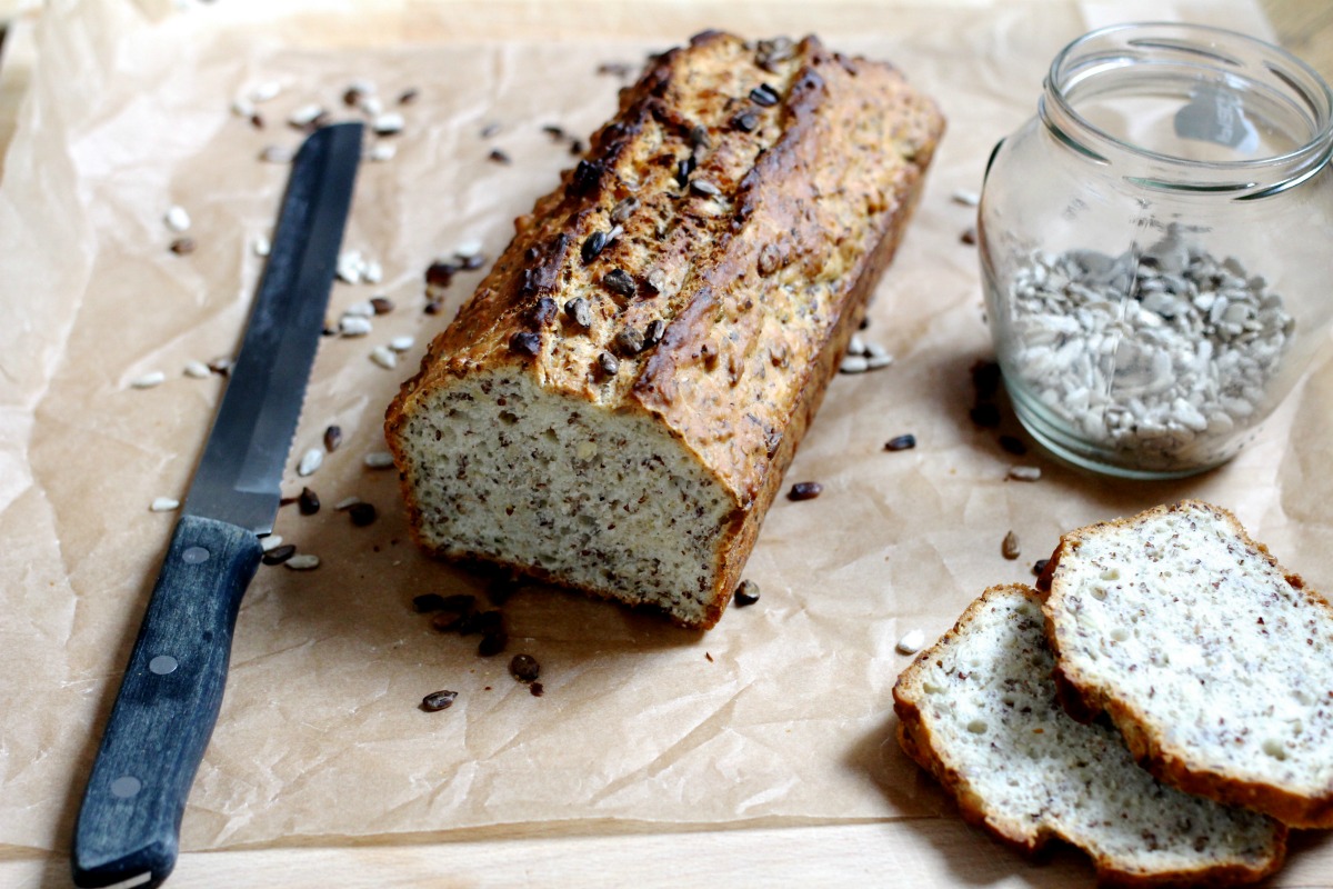 HOME OF HAPPY: LEINSAMEN BROT MIT SESAM UND SONNENBLUMENKERNEN