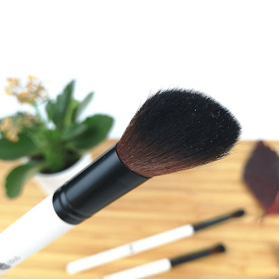 lily lolo  blush brush