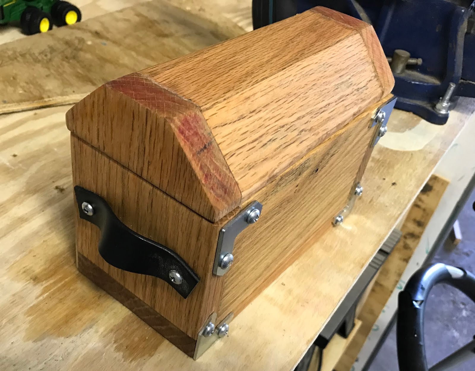 T.D. Smith How to Build a Simple Treasure Chest