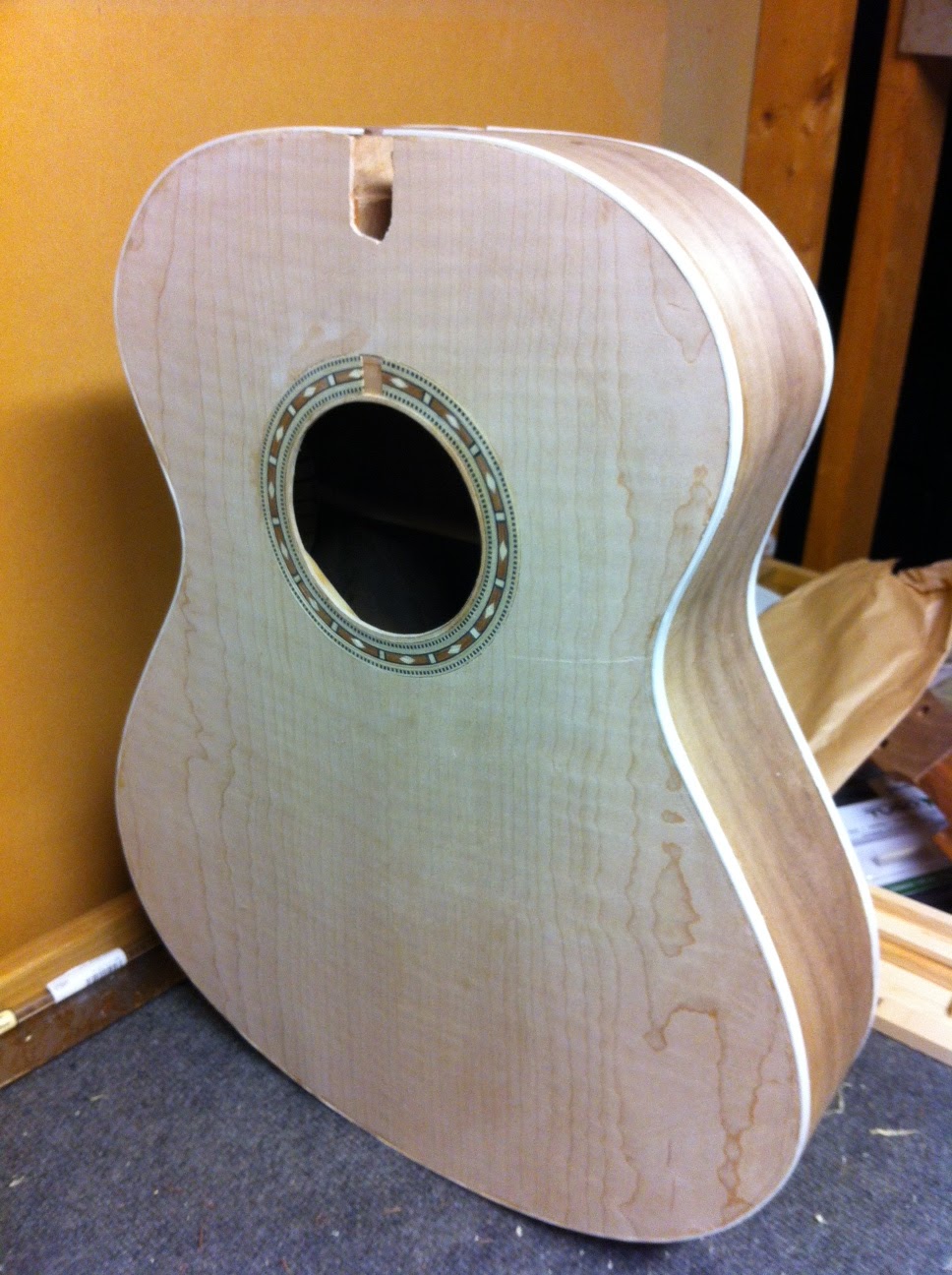 Making an acoustic guitar Gluing the Bindings