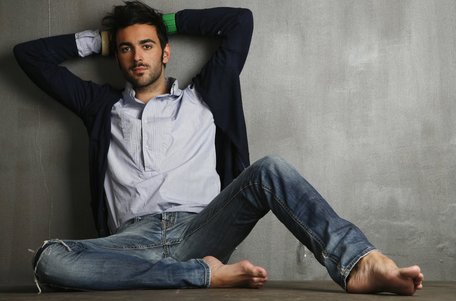 piedi al maschile marco mengoni piedi al maschile marco mengoni