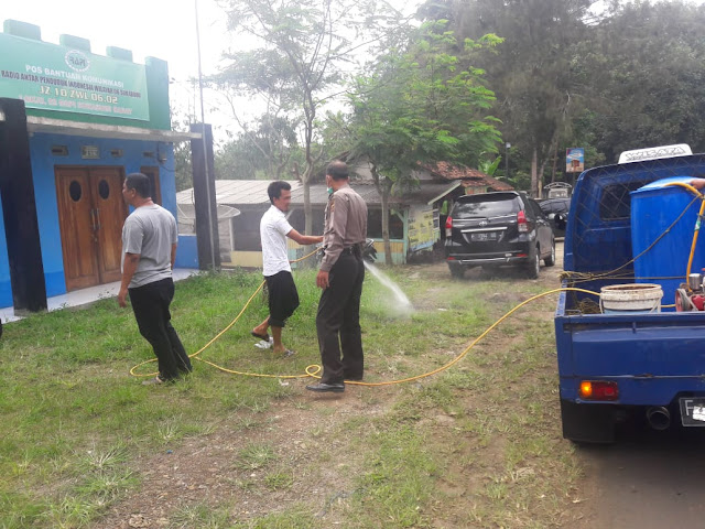 Kanit Binmas Polsek Cikidang Laksanakan Penyemprotan Desinfektan