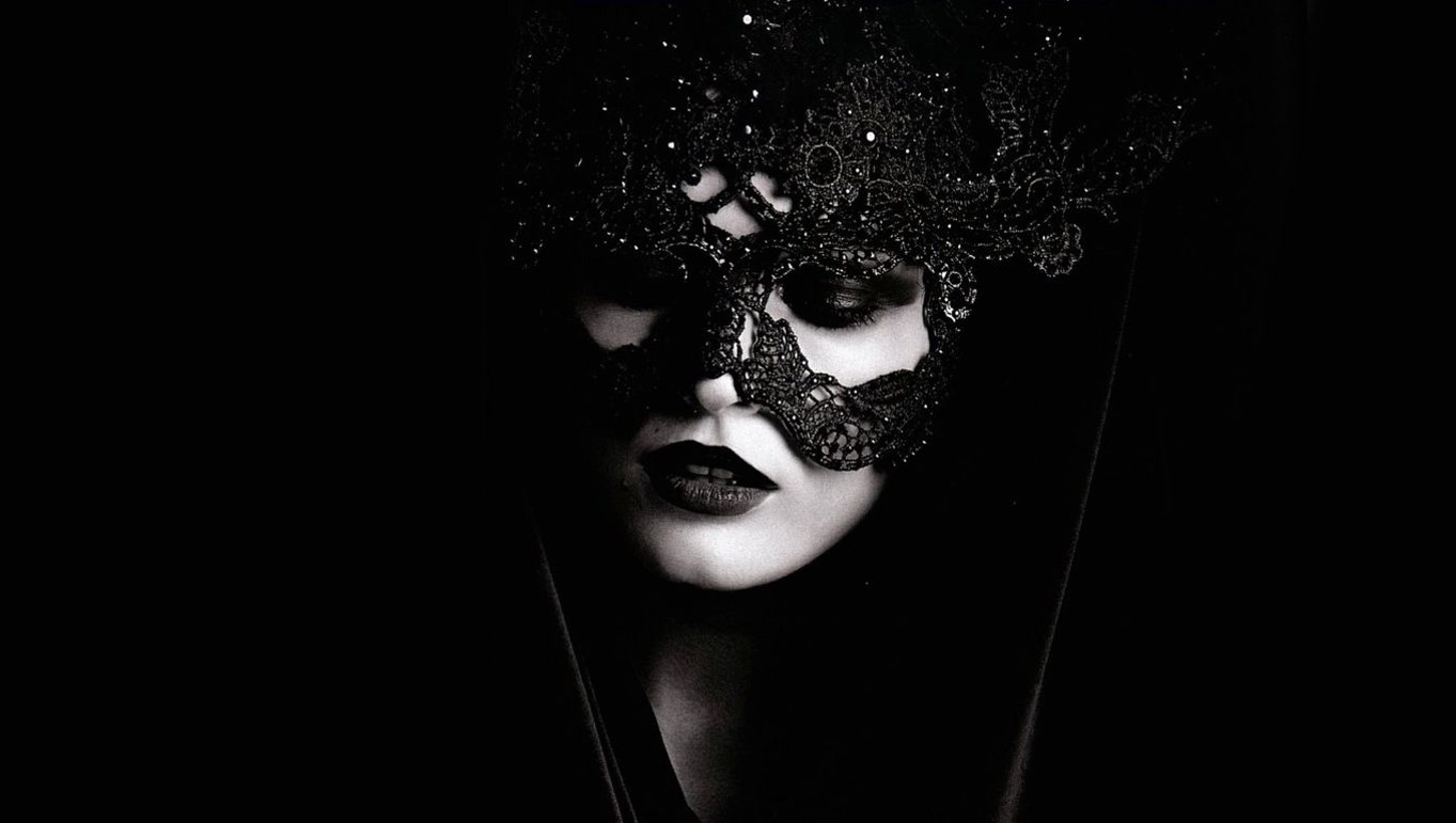Маска на черном фоне. Женщина в маске. Девушка в черной маске. Девушка в карнавальной маске. Красивая девушка в маске.