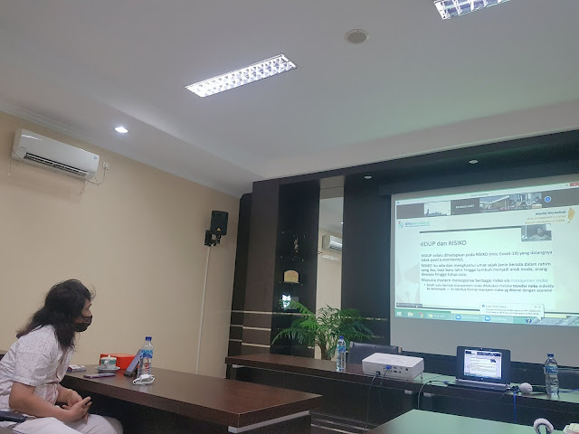 Mojokerto - Kantor Cabang BPJS Kesehatan Mojokerto mengundang lima media yang telah resmi bekerjasama dengan BPJS Kesehatan Mojokerto untuk mengikuti Webinar dengan tema menjaga keberlangsungan program JKN-KIS di tengah pandemi Covid-19, Kamis (22/10/2020) pukul 08.25 WIB - 10.45 WIB.  Lima media tersebut yakni majalahglobal.com, suaramojokerto.com, bangsaonline.com, Radar Mojokerto dan Koran Surya. Lima media tersebut bisa bekerjasama secara resmi dikarenakan telah mempunyai surat Pengukuhan Pengusaha Kena Pajak.  Dalam Webinarnya, Hazbullah Thabrany Ahli Asuransi Kesehatan mengatakan jika hidup selalu beresiko. Resiko itu selalu ada. Kalau tidak mau beresiko ya jangan hidup. Resiko itu macam2 macam, ada resiko sakit maupun hal lainnya.   "Manusia dan juga binatang sudah diberikan insting saling menolong. Seperti prinsip BPJS Kesehatan. Indonesia jauh Tertinggal dengan negara China, Jerman, Inggris, Amerika, Malaysia dan Vietnam. Hal ini dikarenakan Indonesia belum jalankan kontrak dengan rakyat secara konsisten. Secara garis besar urutan asuransi Indonesia di Dunia adalah nomor 111. Komitmen Politik Petinggi negeri belum cukup tinggi. Semoga setelah covid-19 lebih baik," ujar Hazbullah.   Kemudian, Yustinus Prastowo Staf Khusus Menteri Keuangan Republik Indonesia Bidang Komunikasi Strategis mengatakan Prinsip JKN KIS atau BPJS Kesehatan adalah yang mampu silakan membayar lebih. Yang tidak mampu di tolong oleh negara sama seperti membayar pajak .  "Anggaran kesehatan dalam APBN 2020 berdasarkan Perpres 72 Tahun 2020 adalah 212,5 Triliun. Sedangkan di tahun 2019 hanya 113,6 Triliun. Sementara itu anggaran untuk program JKN dalam rangka Penanganan Covid-19 adalah 87,75 Triliun. Dimana rinciannya adalah belanja penanganan covid-19 adalah 65,8 Triliun, insentif tenaga medis 5,9 Triliun, santunan kematian 0,3 Triliun, Bantuan iuran JKN 3 Triliun, Gugus Tugas Covid-19 3,5 Triliun dan Insentif perpajakan di bidang kesehatan 9,05 Triliun," kata Yustinus.  Sementara itu, Kunto Ariawan Direktorat Penelitian dan Pengembangan KPK menyatakan bahwa hasil piloting adalah tingginya layanan tidak tercatat. Ditemukan tingginya kecenderung layanan tidak tercatat di rekam medis namun ditagihkan dan telah dibayarkan pada prosedur fisioterapi (indikasi klaim fiktif).  "Kemudian rendahnya pemenuhan standar kelas rumah sakit. Ditemukan rumah sakit yang tidak memenuhi standar penetapan kelas berdasarkan PMK 56/2014 sehingga BPJS Kesehatan berpotensi kelebihan bayar. Kemudian juga ditemukan pembatalan tindakan namun tetap ditagihkan dan sudah dibayarkan oleh BPJS Kesehatan," kata Kunto.  Lebih lanjut, Kunto juga menyampaikan bahwa pembangunan budaya anti-fraud dan komitmen dari pemimpin serta institusi adalah kunci utama pencegahan tindak pidana korupsi. Perlunya percepatan penerapan dan pelaksanaan tugas tim pencegahan dan penanganan kecurangan JKN yang sudah terbentuk.  "Perbaikan tata kelola perlu terus dilakukan dan dikawal pelaksanaannya. Sebagai bagian dari faktor pendukung keberhasilan dan keberlangsungan program JKN-KIS. Untuk membangun pemahaman mengenai program JKN dan potensi kecurangan di dalamnya perlu dukungan pemberitaan dari media," tutup Kunto. (Jayak)