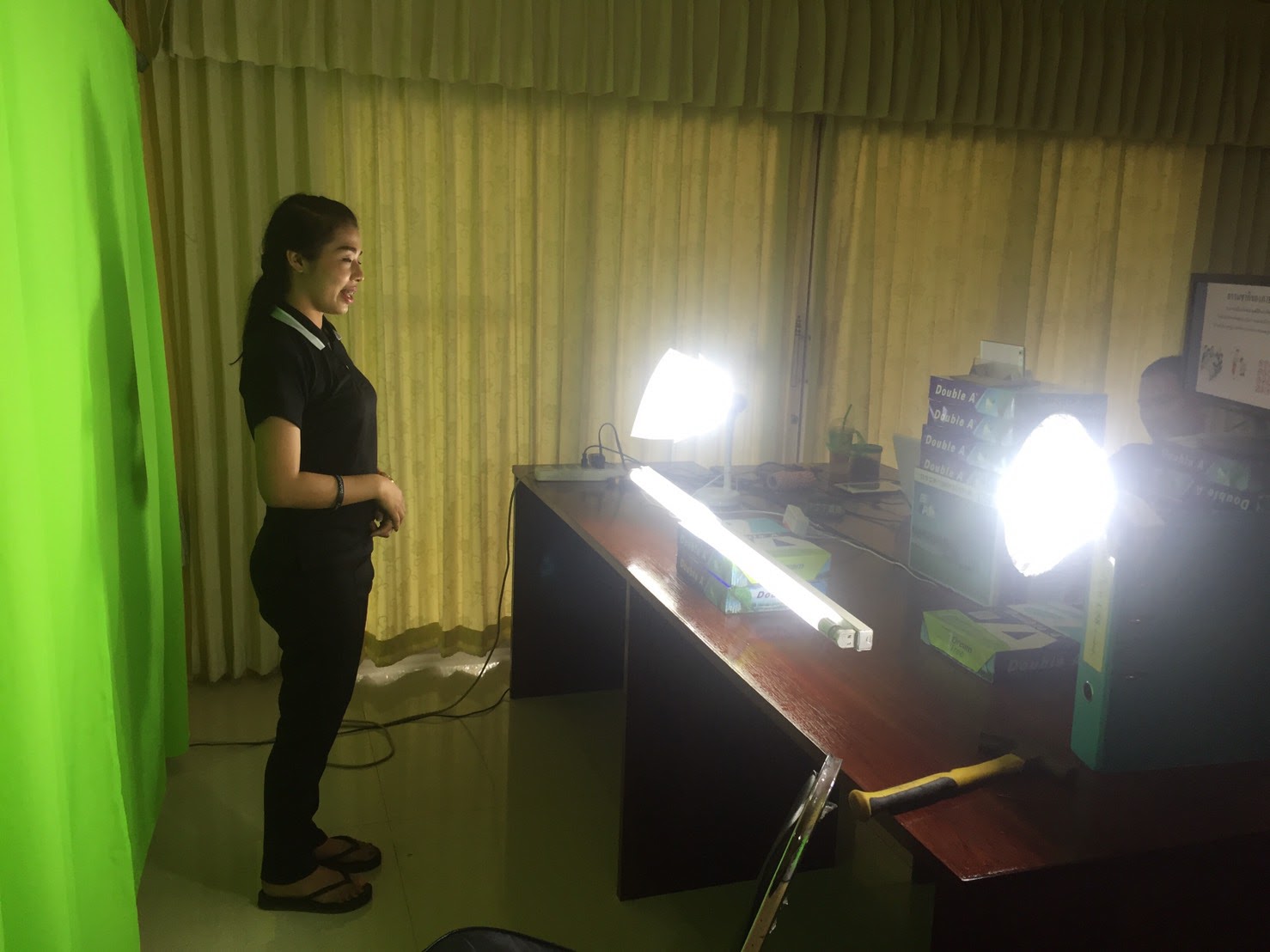 Hack a Day ทำ green screen แบบประหยัดกันเถอะ [Cheap green screen.]