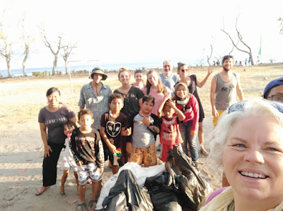 Grupo de voluntarios/as tras una limpieza de playas en Indonesia