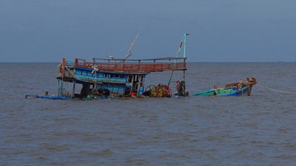 Tàu Trung Quốc từ chối cứu hộ tàu cá Việt Nam trôi dạt ở Hoàng Sa