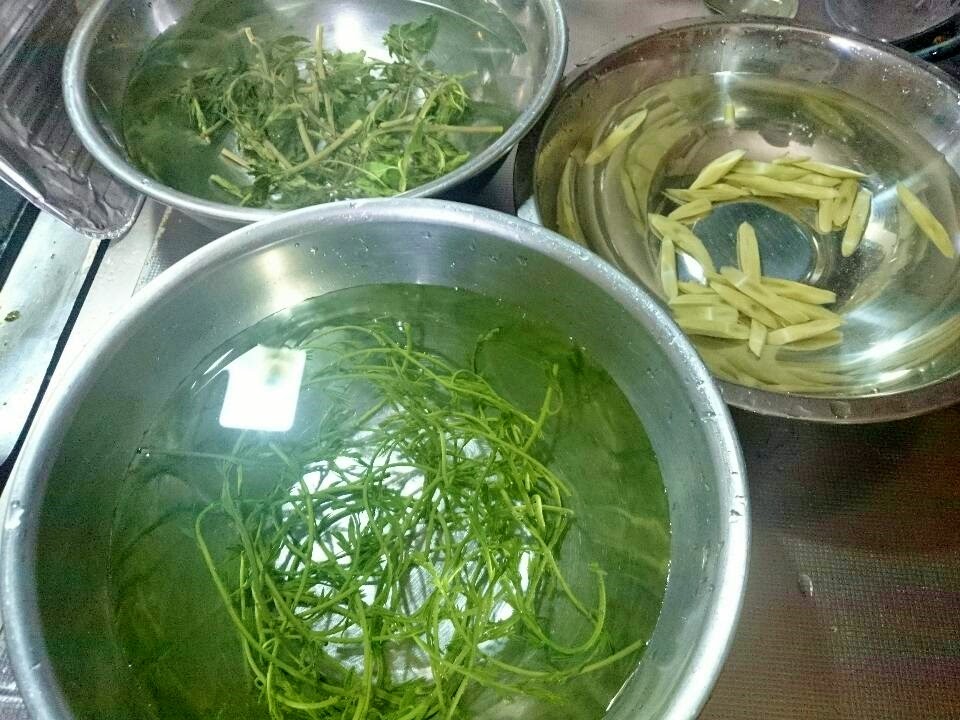 にゃごにゃの野草料理 イタドリやわらびのアク抜き 冷凍 ヤブカラシやアケビの芽でお昼ご飯