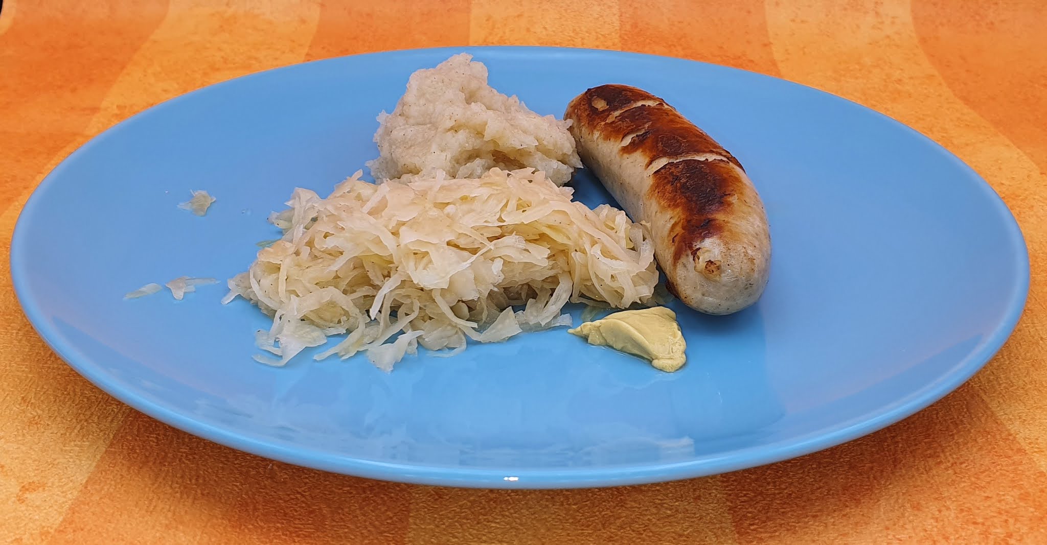 Wessels low carb Welt Bratwurst mit Sauerkraut und Selleriepüree