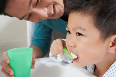 Vệ sinh răng miệng đúng cách và sạch sẽ bằng bàn chải mềm nhẹ.