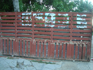 Muere menor al caerle puerta de hiero encima en Cabral.