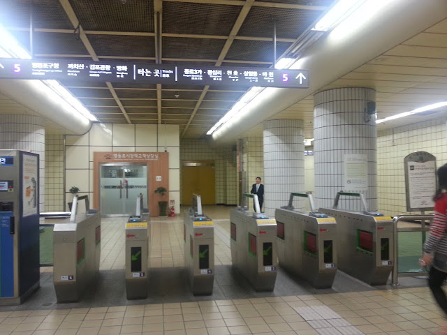 Swipe the card to enter the tracks -Seoul Subway