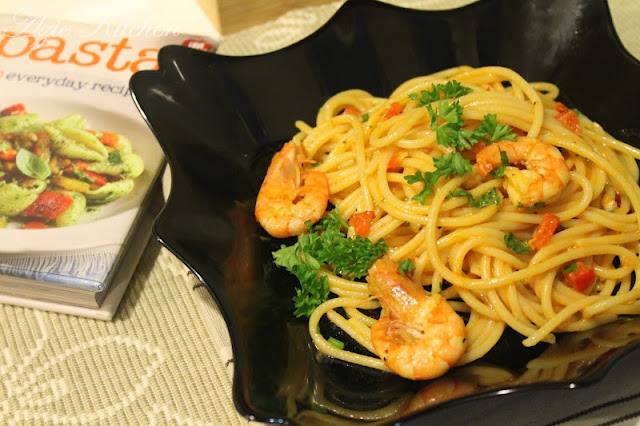 Spaghetti With Prawns & Garlic Sauce