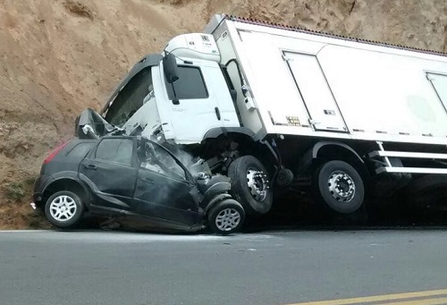 Colisão entre carro e caminhão mata motorista na Serra do Mutum