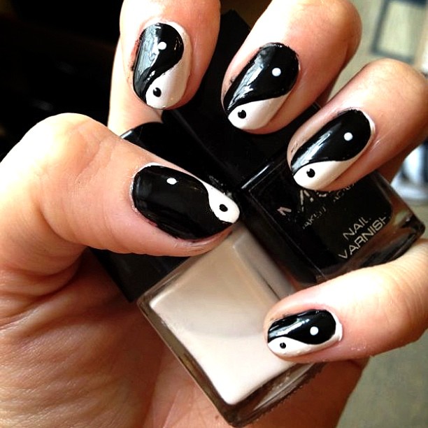 Black and White Contrast Wavy Nail Art