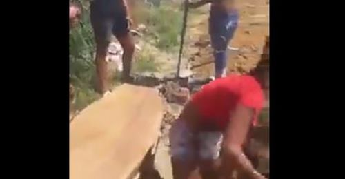 Por falta de coveiros, filhos cavam cova da mãe em cemitério de Magé  - Rj