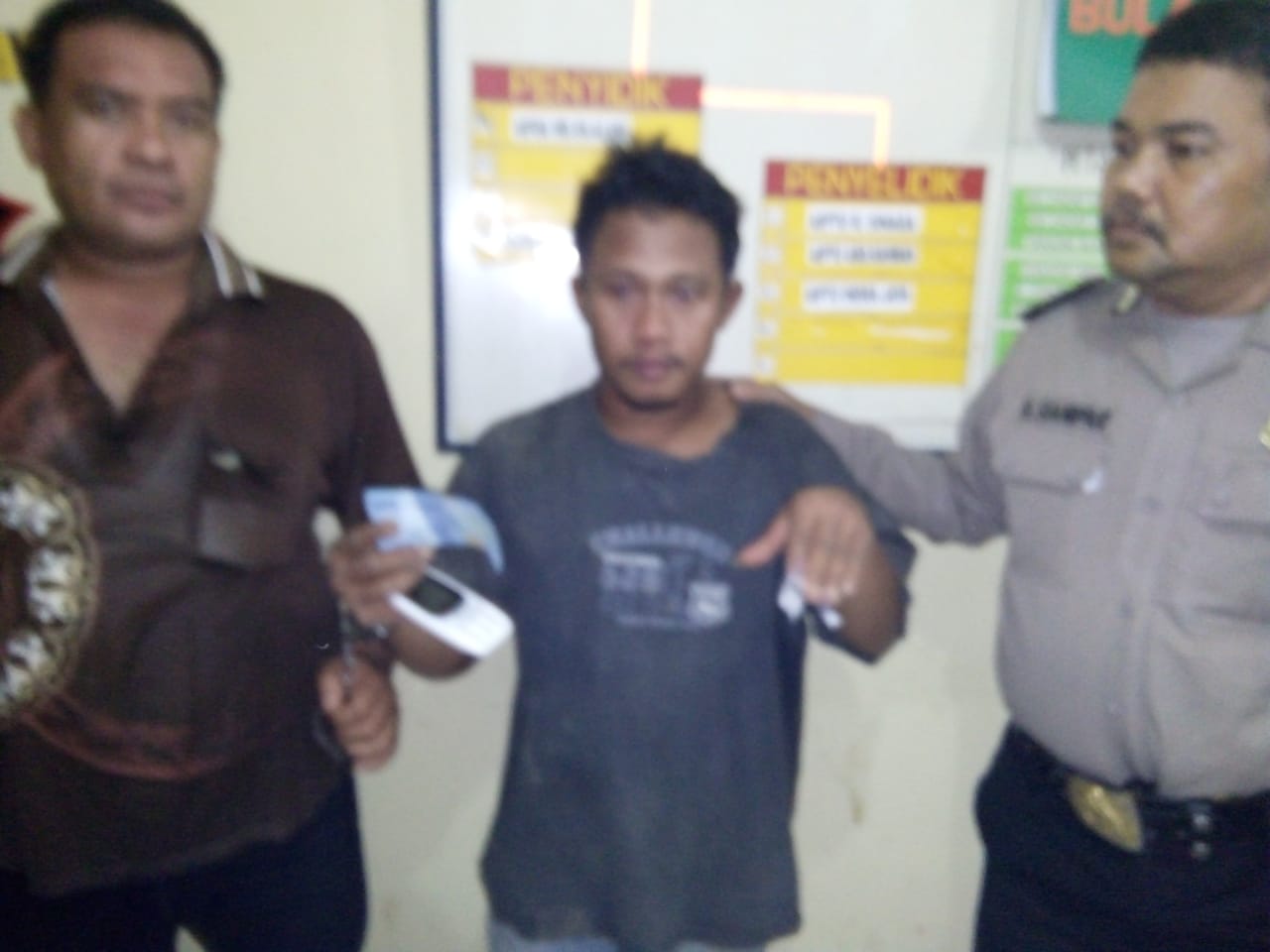 Tersangka narkoba asal Tanjungbalai yang ditangkap personel Poksek Air Batu. Tersangka narkoba asal Tanjungbalai yang ditangkap personel Poksek Air Batu.