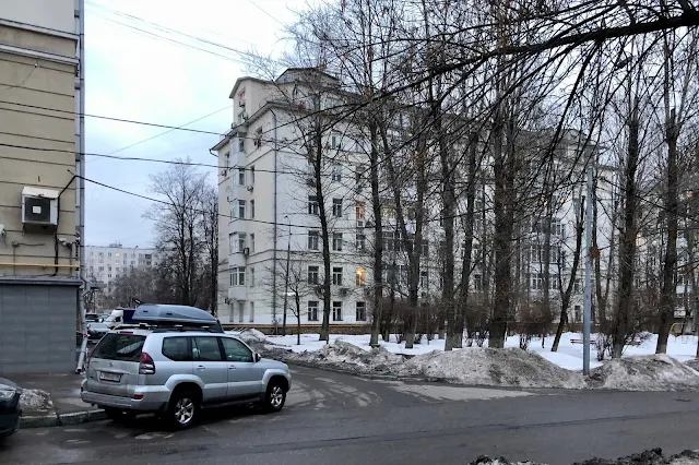 Большая Черёмушкинская улица, Новочерёмушкинская улица, дворы, жилой дом 1954 года постройки (реконструирован и надстроен в 2005 году)