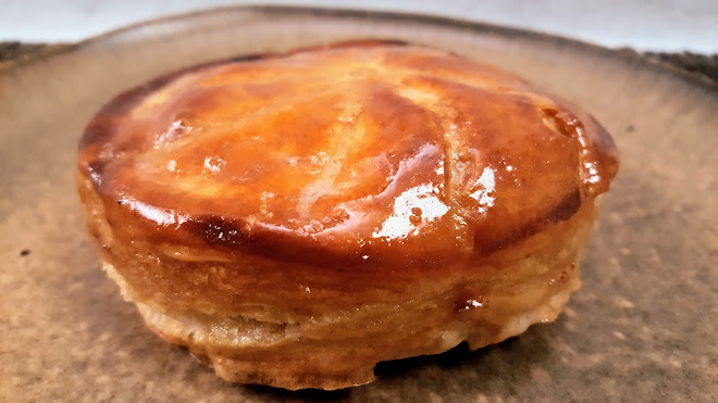 Petits pâtés feuilletés de brochet au beurre nantais