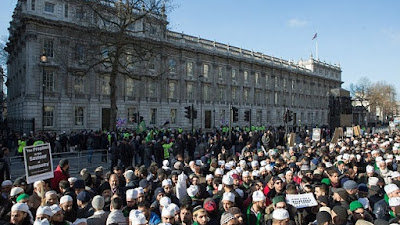 Kenapa Jutaan Muslim Memenuhi Jalan Untuk Mendengar Tentang Yesus, Tepat Di Jantung Radikal Islam